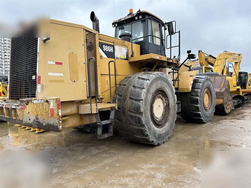 CATERPILLAR 986H - Gumikerekes homlokrakodó: 1 kép. CATERPILLAR 986H - Gumikerekes homlokrakodó: 1 kép.