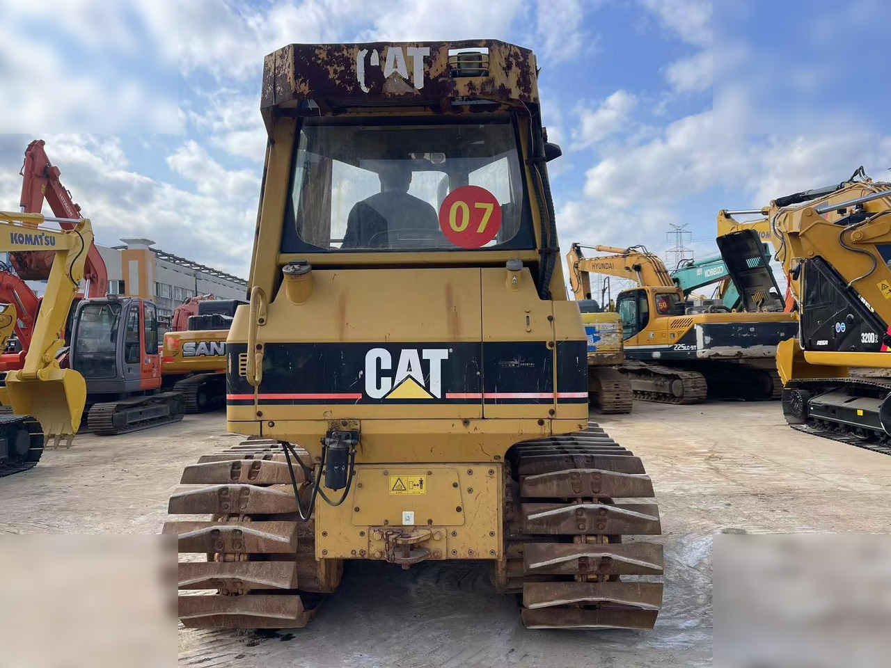CATERPILLAR D3G - Buldózer: 4 kép. CATERPILLAR D3G - Buldózer: 4 kép.