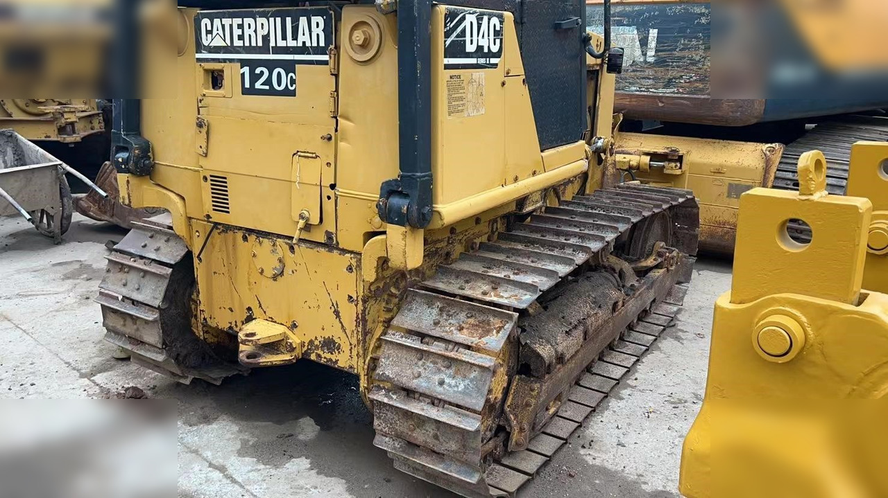 CATERPILLAR D4C - Buldózer: 3 kép. CATERPILLAR D4C - Buldózer: 3 kép.