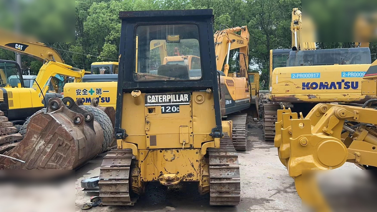 CATERPILLAR D4C - Buldózer: 4 kép. CATERPILLAR D4C - Buldózer: 4 kép.