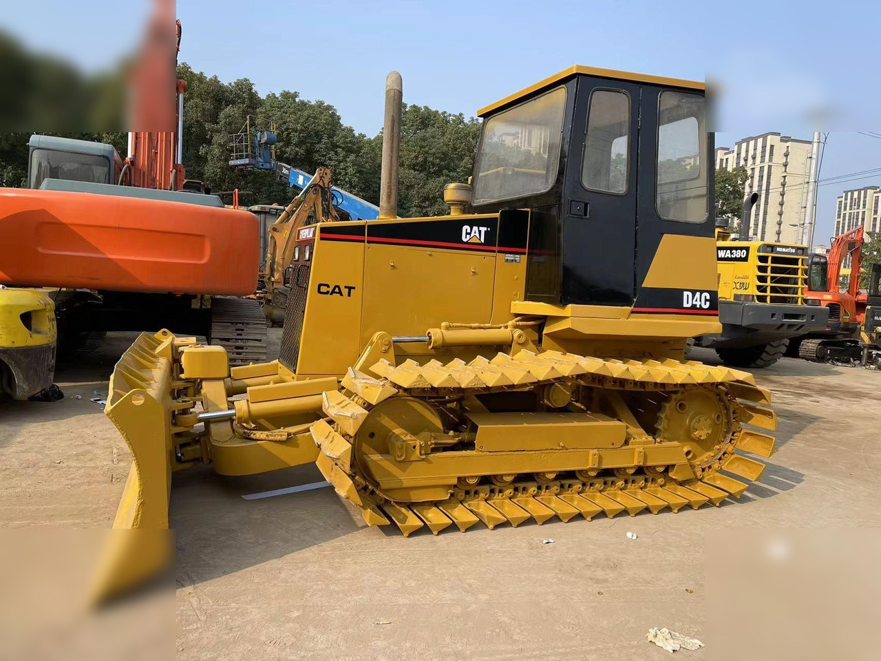 CATERPILLAR D4C - Buldózer: 1 kép. CATERPILLAR D4C - Buldózer: 1 kép.