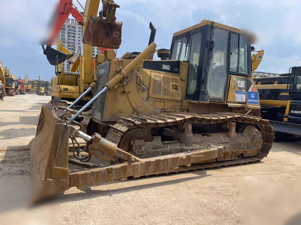 CATERPILLAR D6G - Buldózer: 2 kép. CATERPILLAR D6G - Buldózer: 2 kép.