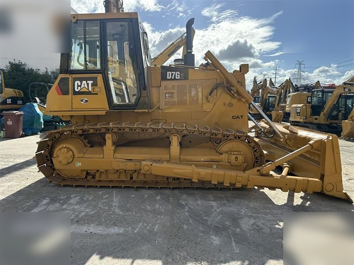 CATERPILLAR D7G II - Buldózer: 1 kép. CATERPILLAR D7G II - Buldózer: 1 kép.