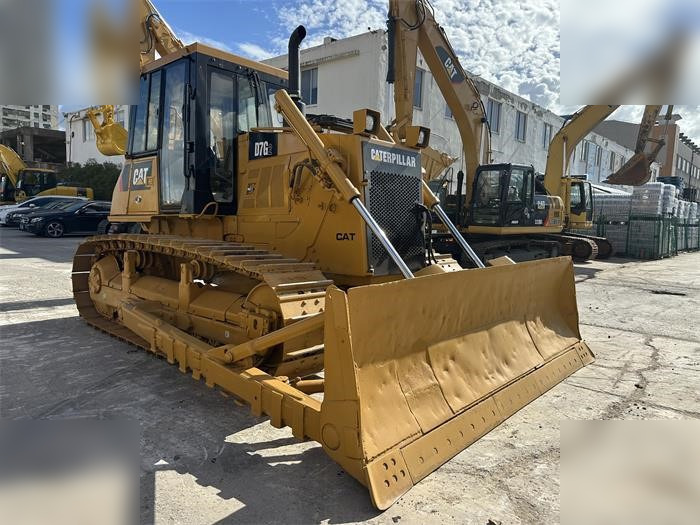 CATERPILLAR D7G II - Buldózer: 3 kép. CATERPILLAR D7G II - Buldózer: 3 kép.