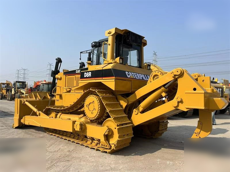 CATERPILLAR D8R - Buldózer: 2 kép. CATERPILLAR D8R - Buldózer: 2 kép.