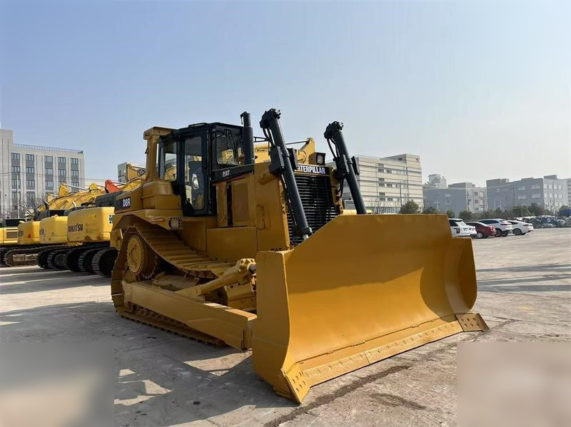 CATERPILLAR D8R - Buldózer: 3 kép. CATERPILLAR D8R - Buldózer: 3 kép.