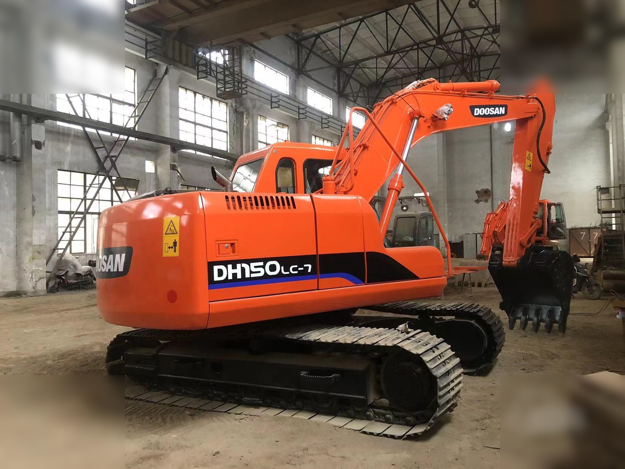 DOOSAN DH150 LC-7 - Lánctalpas kotró: 2 kép. DOOSAN DH150 LC-7 - Lánctalpas kotró: 2 kép.