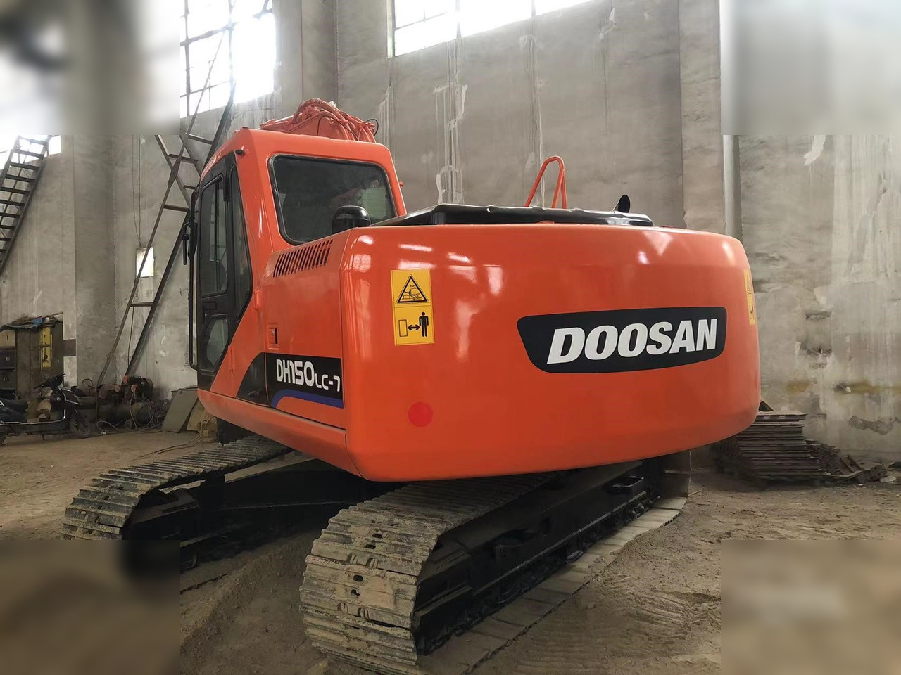 DOOSAN DH150 LC-7 - Lánctalpas kotró: 3 kép. DOOSAN DH150 LC-7 - Lánctalpas kotró: 3 kép.
