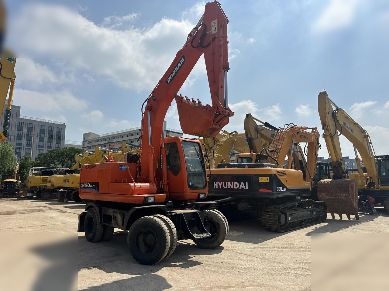 DOOSAN DH150W-7 - Gumikerekes kotró: 4 kép. DOOSAN DH150W-7 - Gumikerekes kotró: 4 kép.