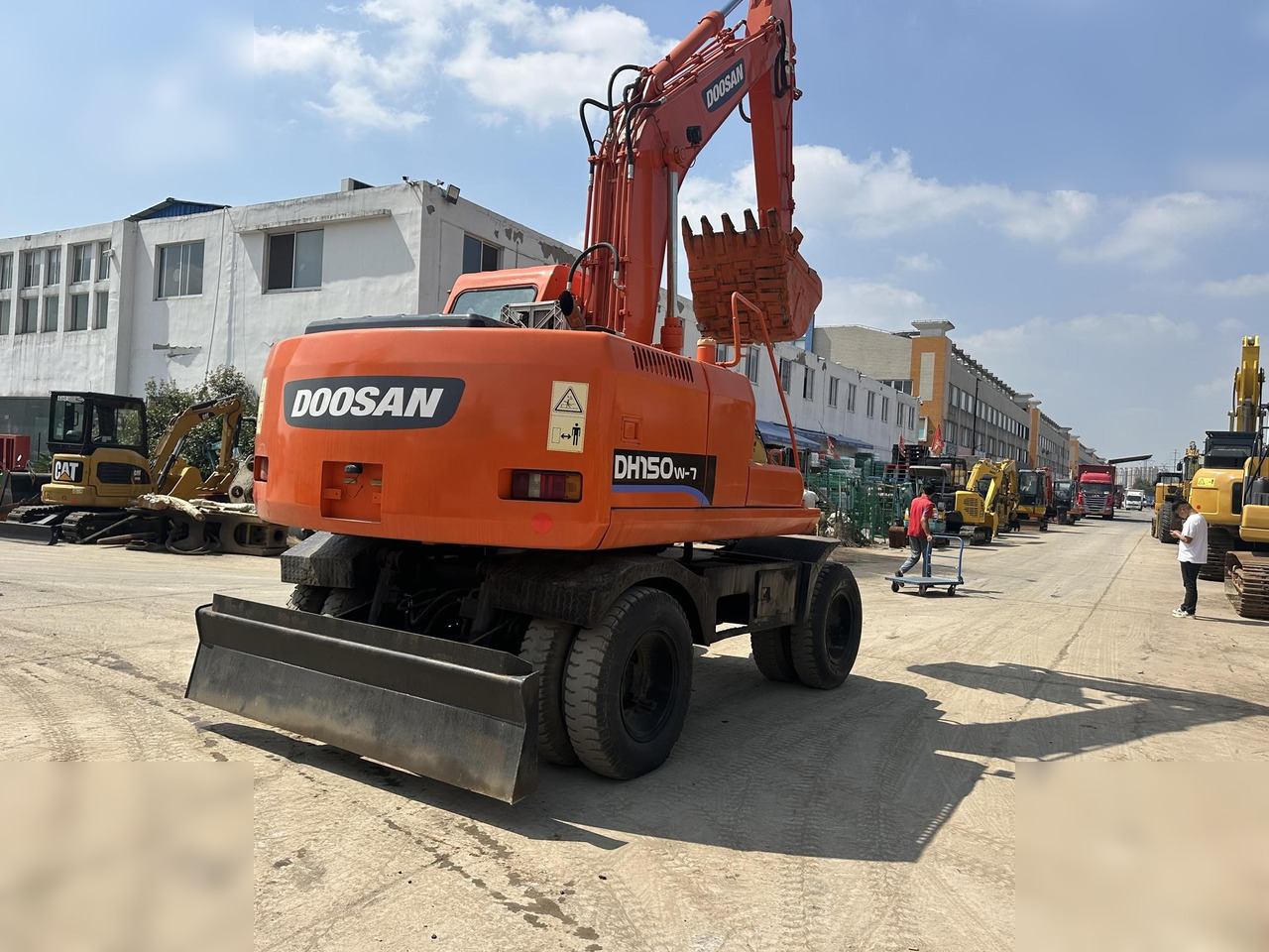 DOOSAN DH150W-7 - Gumikerekes kotró: 3 kép. DOOSAN DH150W-7 - Gumikerekes kotró: 3 kép.
