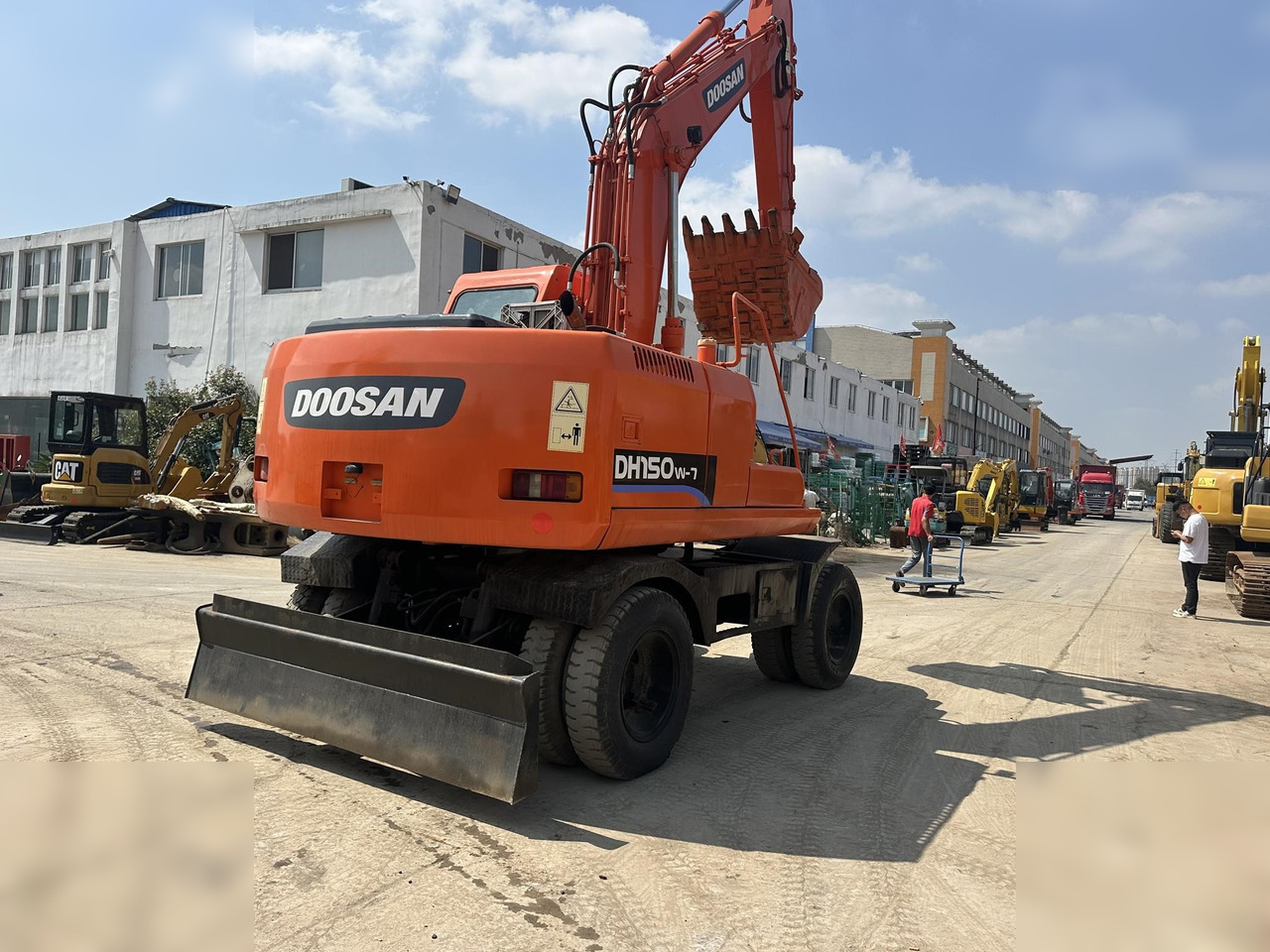 DOOSAN DH150W-7 - Gumikerekes kotró: 3 kép. DOOSAN DH150W-7 - Gumikerekes kotró: 3 kép.
