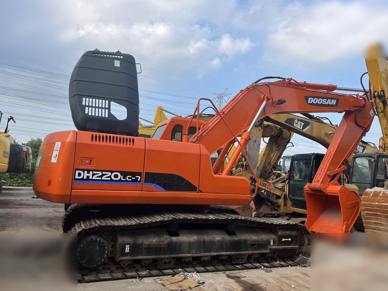 DOOSAN DH220 LC-7 - Lánctalpas kotró: 1 kép. DOOSAN DH220 LC-7 - Lánctalpas kotró: 1 kép.