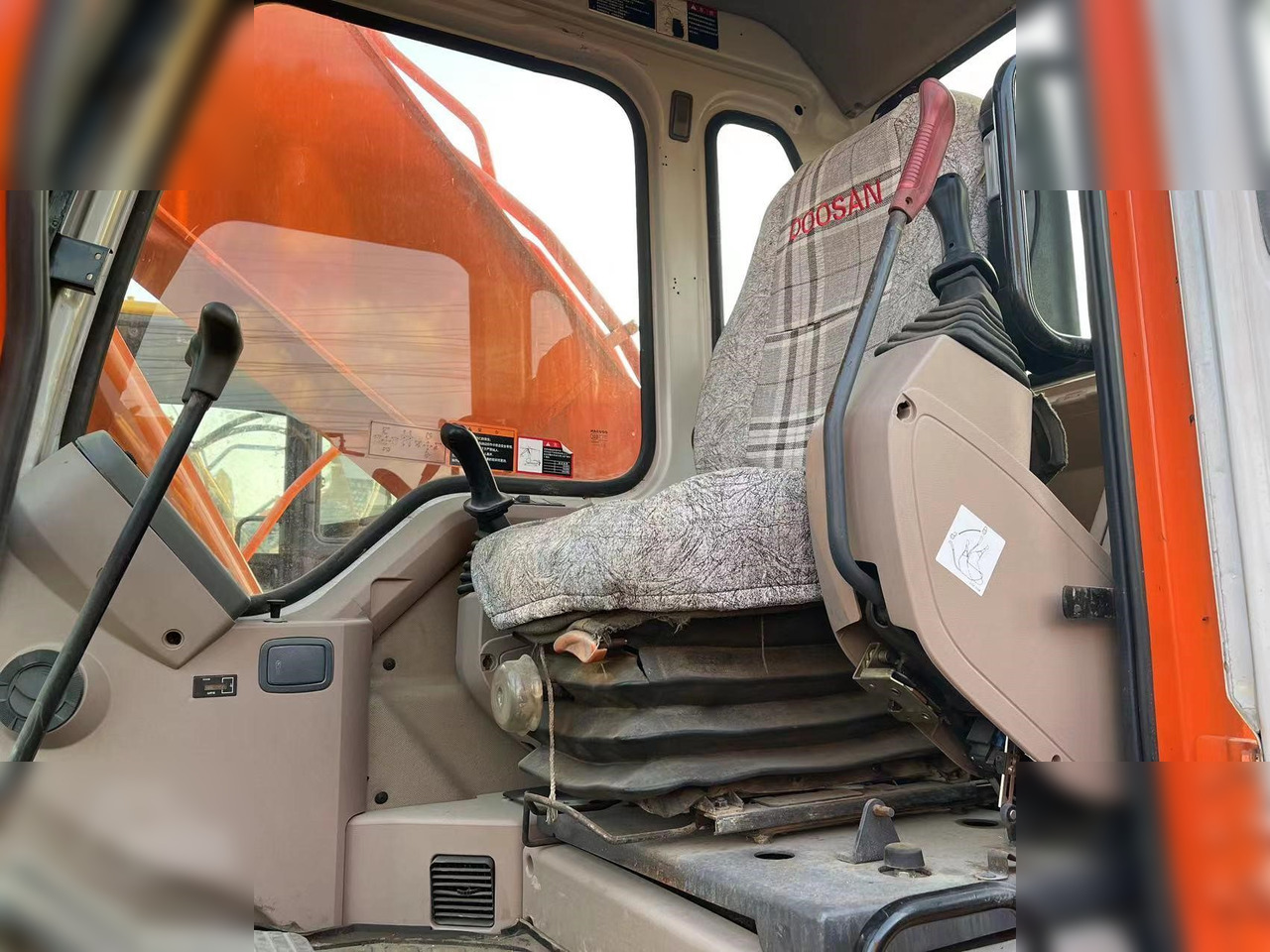 DOOSAN DH220 LC-7 - Lánctalpas kotró: 4 kép. DOOSAN DH220 LC-7 - Lánctalpas kotró: 4 kép.