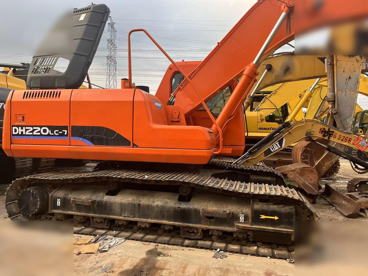 DOOSAN DH220 LC-7 - Lánctalpas kotró: 2 kép. DOOSAN DH220 LC-7 - Lánctalpas kotró: 2 kép.