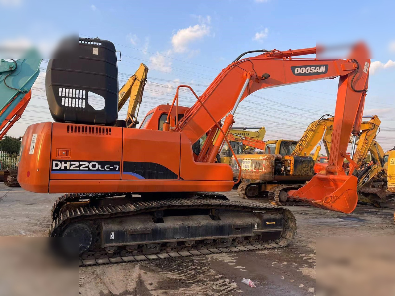 DOOSAN DH220 LC-7 - Lánctalpas kotró: 2 kép. DOOSAN DH220 LC-7 - Lánctalpas kotró: 2 kép.