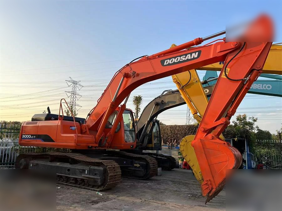 DOOSAN DH300 LC-7 - Lánctalpas kotró: 3 kép. DOOSAN DH300 LC-7 - Lánctalpas kotró: 3 kép.