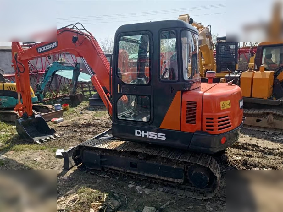DOOSAN DH55 - Minikotró: 1 kép. DOOSAN DH55 - Minikotró: 1 kép.