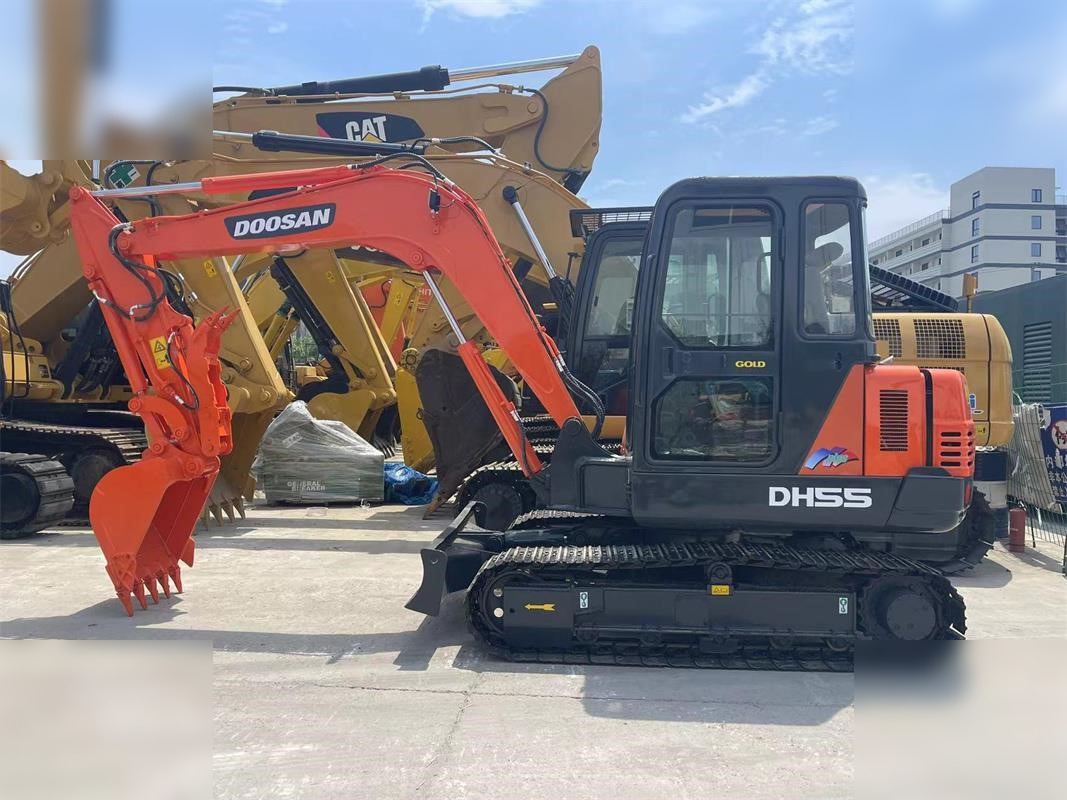 DOOSAN DH55-V - Minikotró: 1 kép. DOOSAN DH55-V - Minikotró: 1 kép.