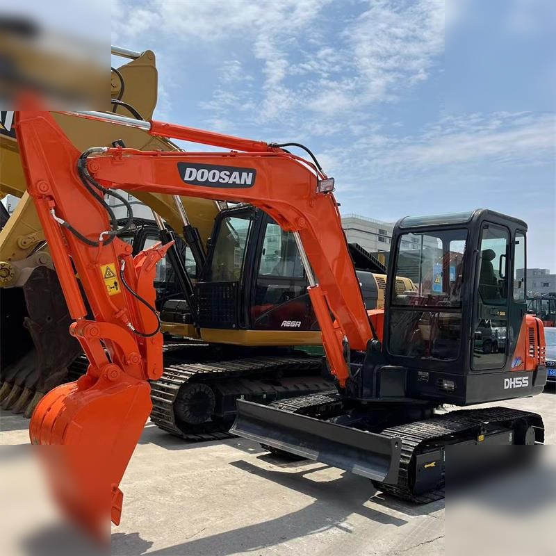 DOOSAN DH55-V - Minikotró: 2 kép. DOOSAN DH55-V - Minikotró: 2 kép.