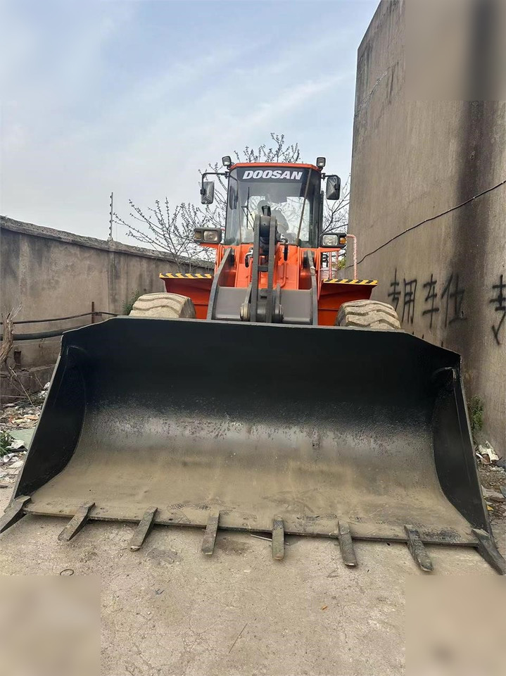 DOOSAN DL503 - Gumikerekes homlokrakodó: 3 kép. DOOSAN DL503 - Gumikerekes homlokrakodó: 3 kép.