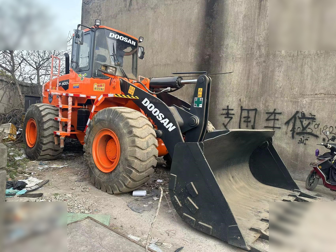 DOOSAN DL503 - Gumikerekes homlokrakodó: 2 kép. DOOSAN DL503 - Gumikerekes homlokrakodó: 2 kép.