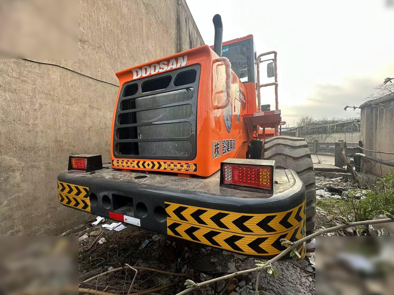 DOOSAN DL503 - Gumikerekes homlokrakodó: 4 kép. DOOSAN DL503 - Gumikerekes homlokrakodó: 4 kép.