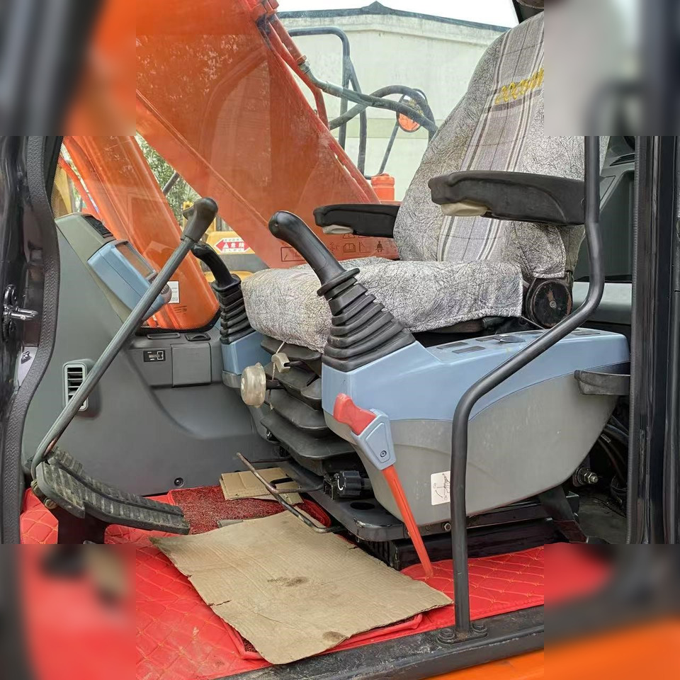 DOOSAN DX140 LC - Lánctalpas kotró: 3 kép. DOOSAN DX140 LC - Lánctalpas kotró: 3 kép.