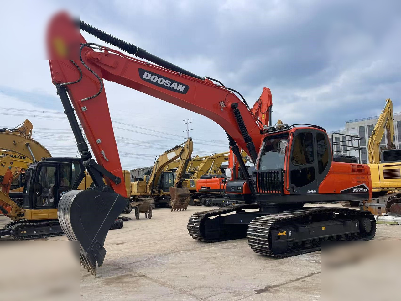 DOOSAN DX225 LC - Lánctalpas kotró: 5 kép. DOOSAN DX225 LC - Lánctalpas kotró: 5 kép.