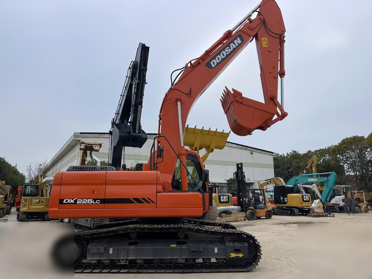 DOOSAN DX225 LC - Lánctalpas kotró: 1 kép. DOOSAN DX225 LC - Lánctalpas kotró: 1 kép.