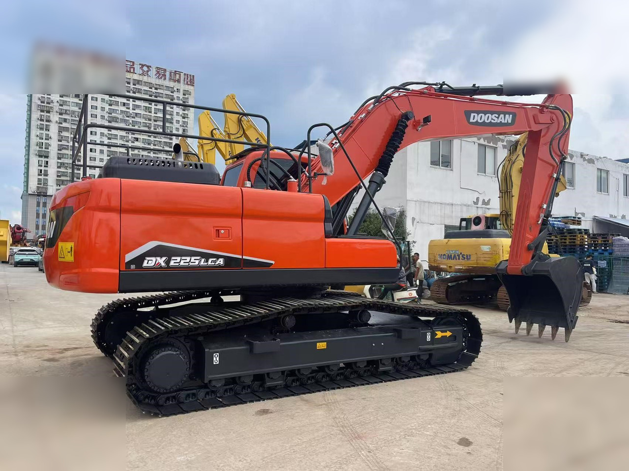 DOOSAN DX225 LC - Lánctalpas kotró: 2 kép. DOOSAN DX225 LC - Lánctalpas kotró: 2 kép.