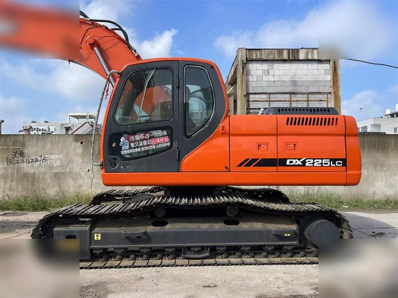 DOOSAN DX225 LC - Lánctalpas kotró: 5 kép. DOOSAN DX225 LC - Lánctalpas kotró: 5 kép.