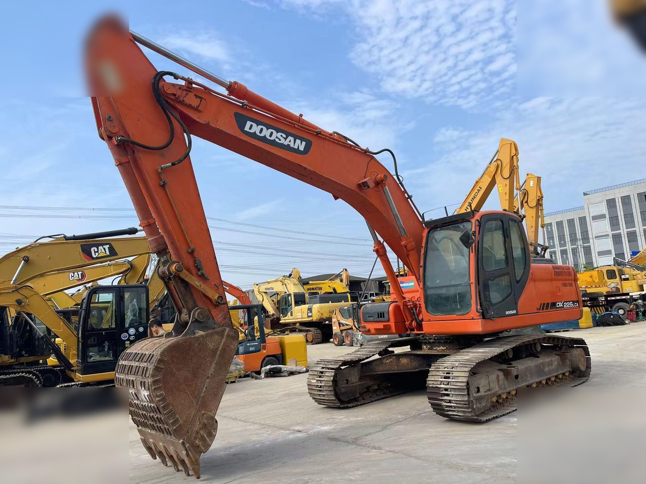 DOOSAN DX225 LCA - Lánctalpas kotró: 1 kép. DOOSAN DX225 LCA - Lánctalpas kotró: 1 kép.