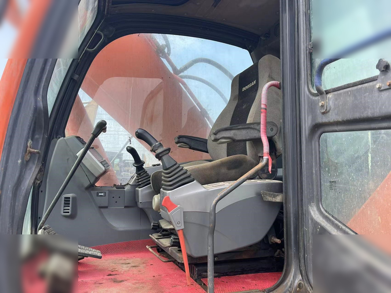 DOOSAN DX225 LCA - Lánctalpas kotró: 4 kép. DOOSAN DX225 LCA - Lánctalpas kotró: 4 kép.