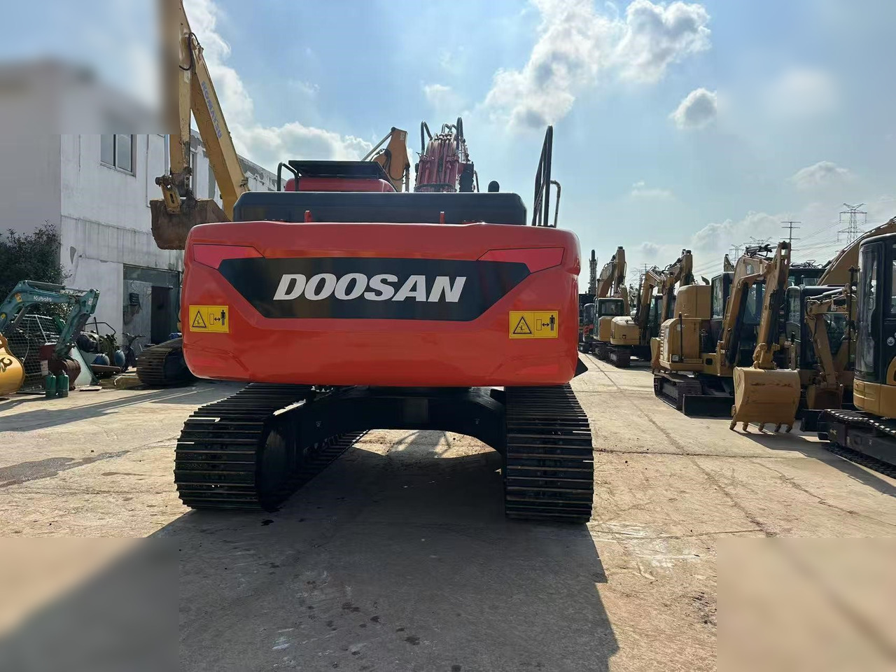 DOOSAN DX225 LCA - Lánctalpas kotró: 2 kép. DOOSAN DX225 LCA - Lánctalpas kotró: 2 kép.