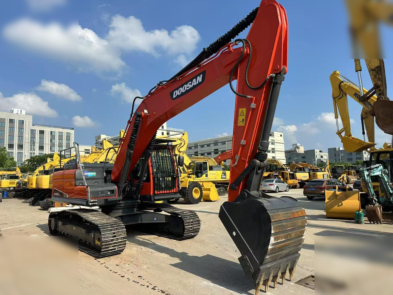 DOOSAN DX225 LCA - Lánctalpas kotró: 5 kép. DOOSAN DX225 LCA - Lánctalpas kotró: 5 kép.