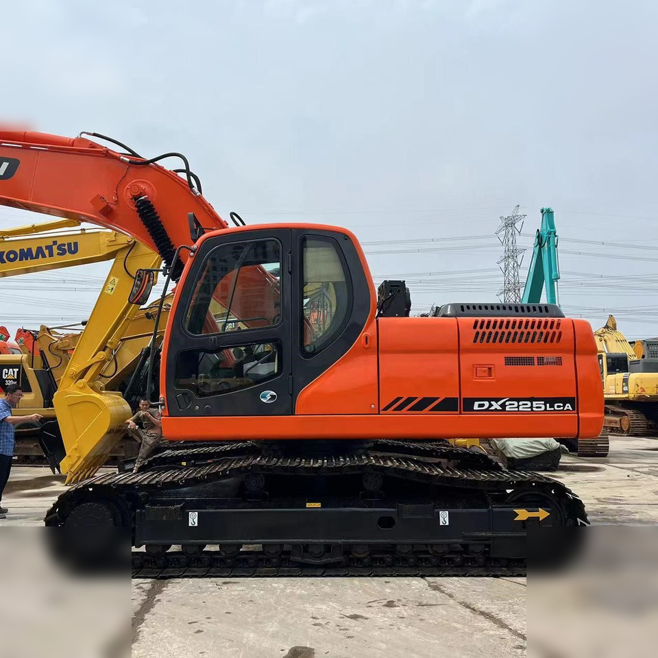 DOOSAN DX225 LCA - Lánctalpas kotró: 4 kép. DOOSAN DX225 LCA - Lánctalpas kotró: 4 kép.