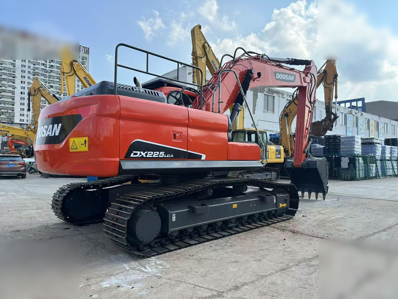 DOOSAN DX225 LCA - Lánctalpas kotró: 3 kép. DOOSAN DX225 LCA - Lánctalpas kotró: 3 kép.
