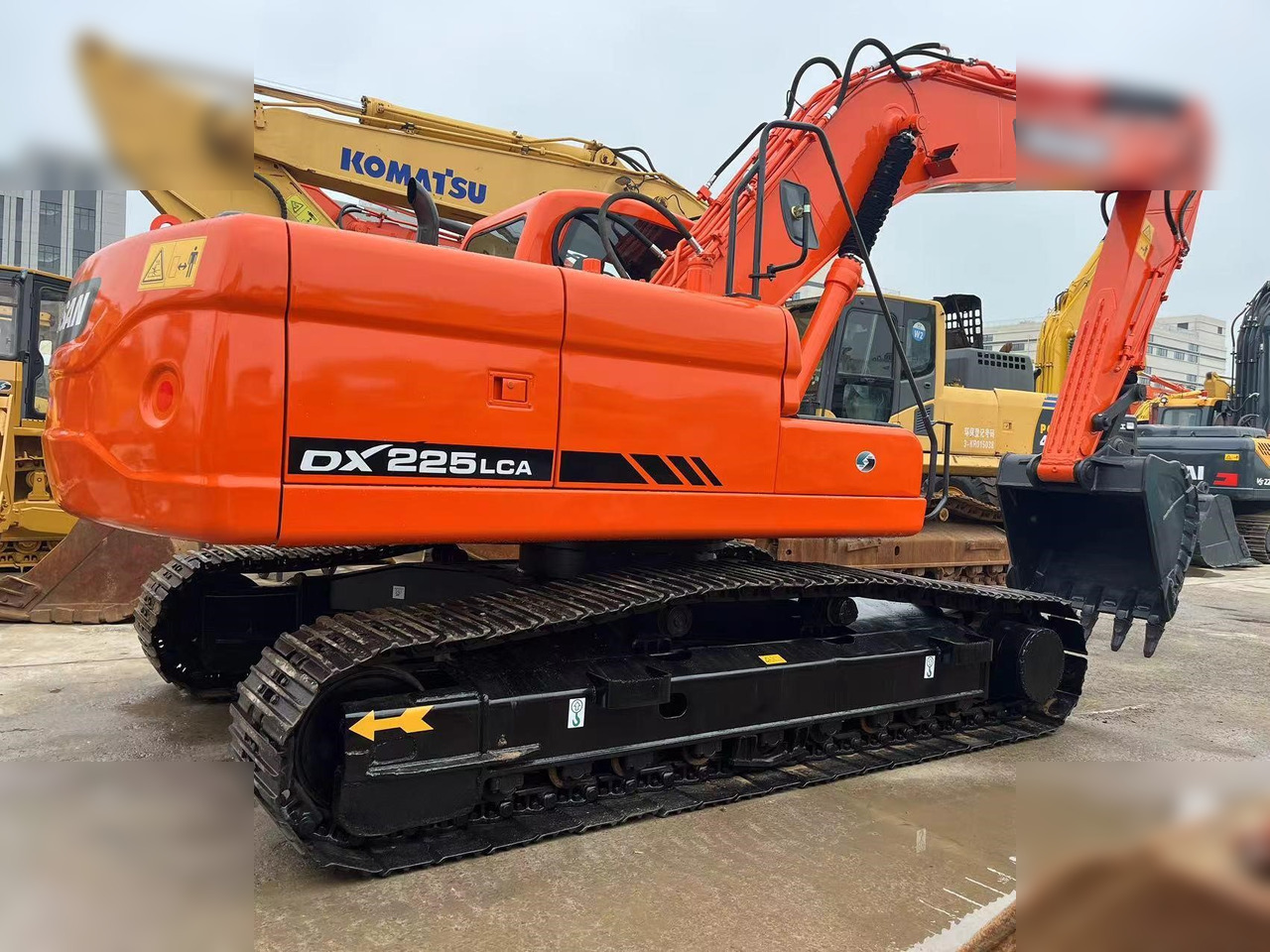 DOOSAN DX225 LCA - Lánctalpas kotró: 3 kép. DOOSAN DX225 LCA - Lánctalpas kotró: 3 kép.
