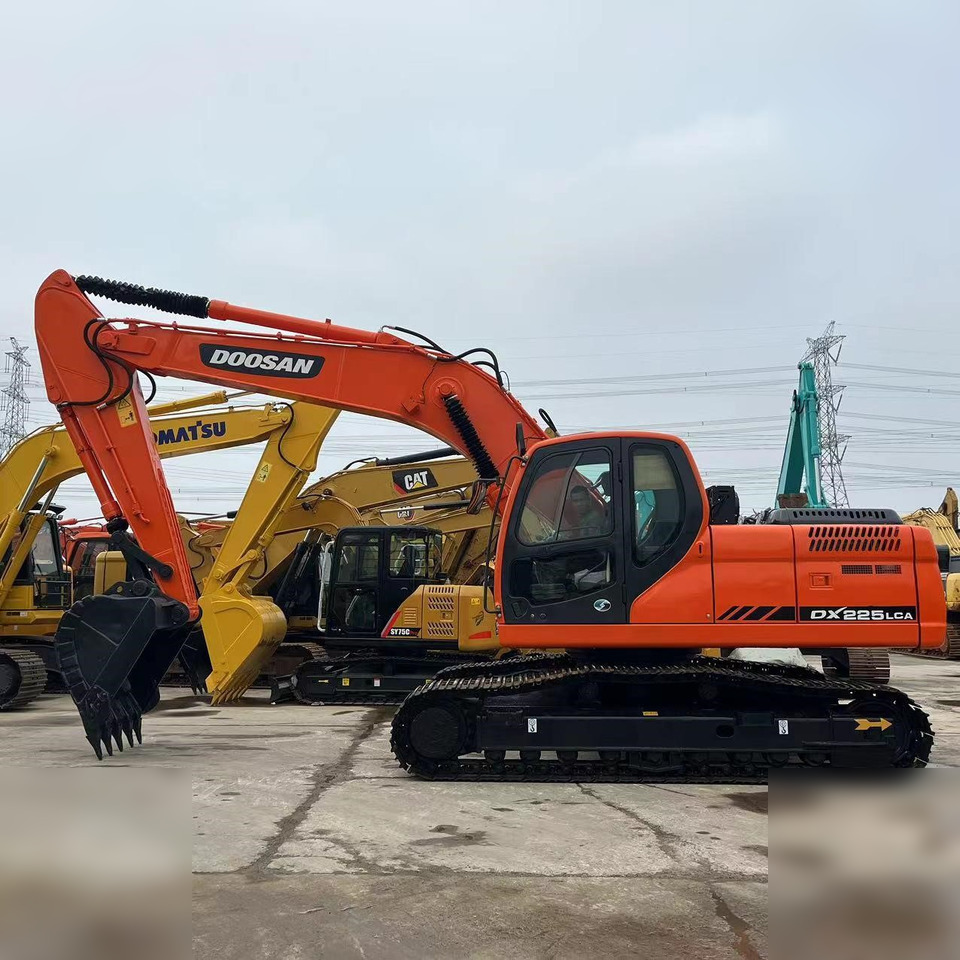 DOOSAN DX225 LCA - Lánctalpas kotró: 1 kép. DOOSAN DX225 LCA - Lánctalpas kotró: 1 kép.