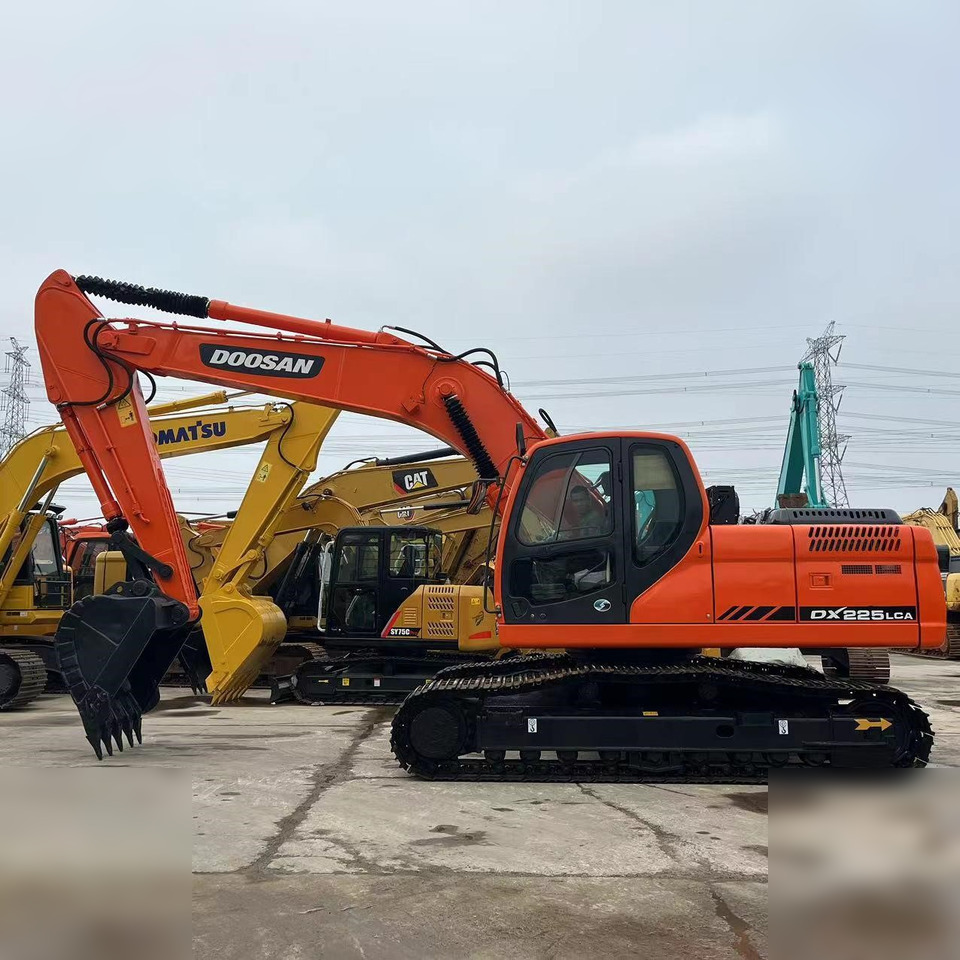 DOOSAN DX225 LCA - Lánctalpas kotró: 1 kép. DOOSAN DX225 LCA - Lánctalpas kotró: 1 kép.