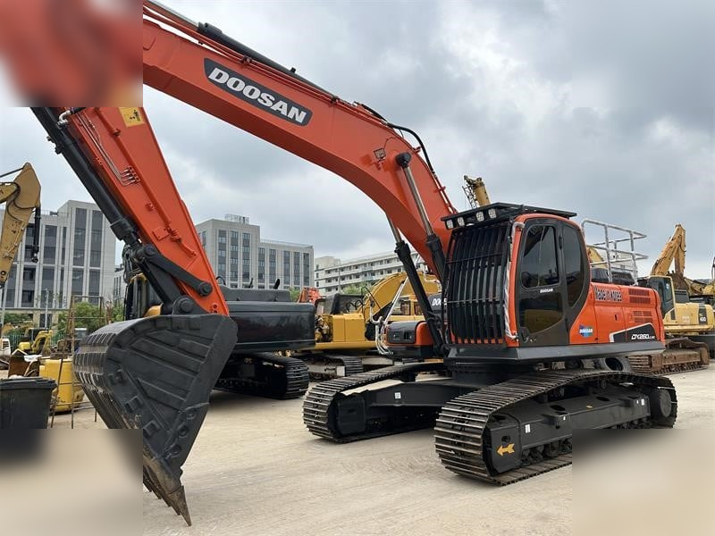 DOOSAN DX260 LC - Lánctalpas kotró: 4 kép. DOOSAN DX260 LC - Lánctalpas kotró: 4 kép.
