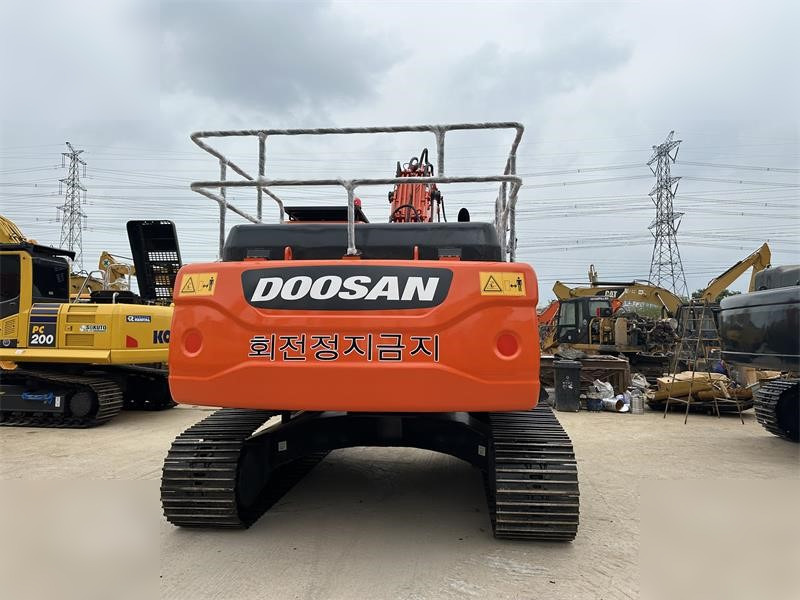 DOOSAN DX260 LC - Lánctalpas kotró: 5 kép. DOOSAN DX260 LC - Lánctalpas kotró: 5 kép.