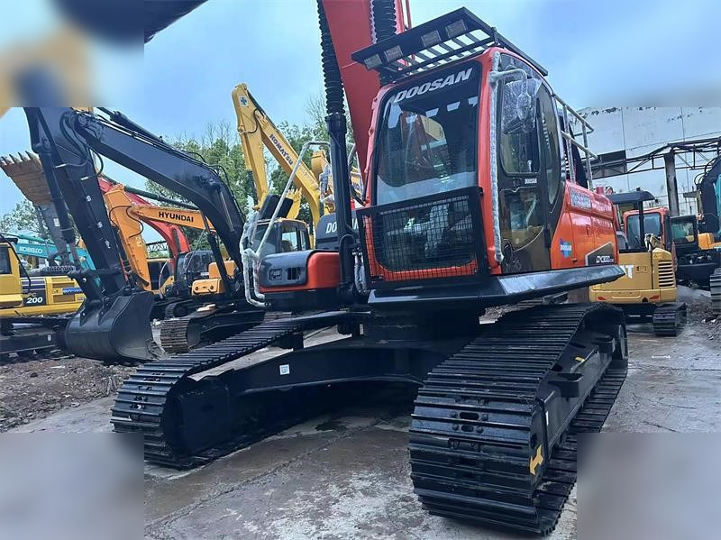 DOOSAN DX300 LC-9C - Lánctalpas kotró: 4 kép. DOOSAN DX300 LC-9C - Lánctalpas kotró: 4 kép.