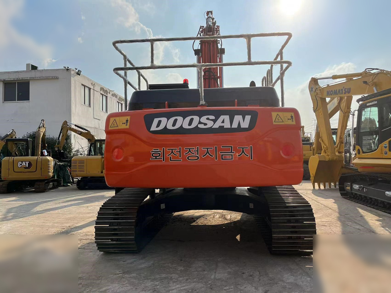 DOOSAN DX300 LC-9C - Lánctalpas kotró: 2 kép. DOOSAN DX300 LC-9C - Lánctalpas kotró: 2 kép.