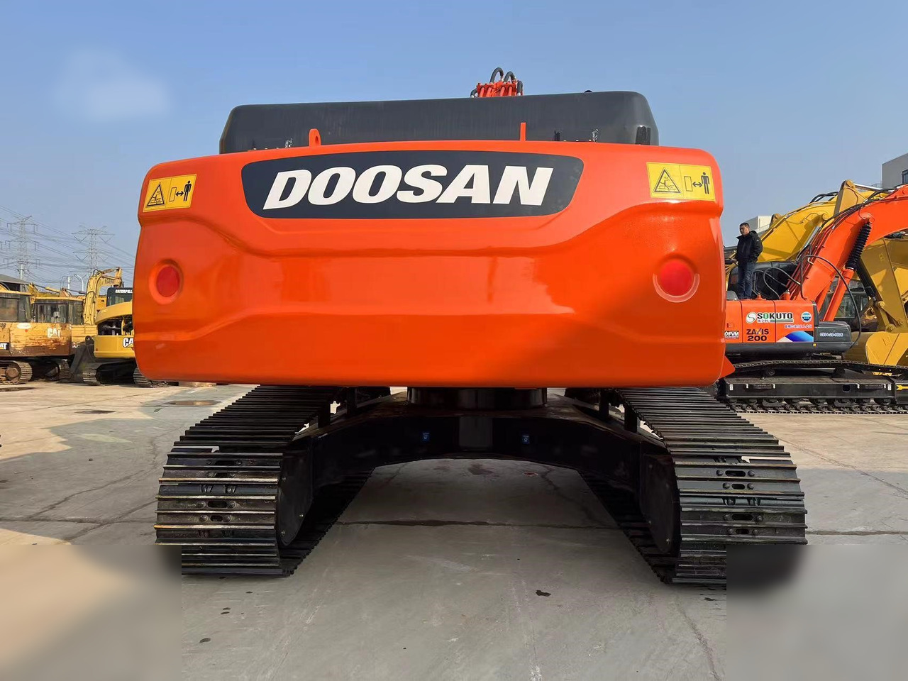DOOSAN DX300 LC-9C - Lánctalpas kotró: 3 kép. DOOSAN DX300 LC-9C - Lánctalpas kotró: 3 kép.