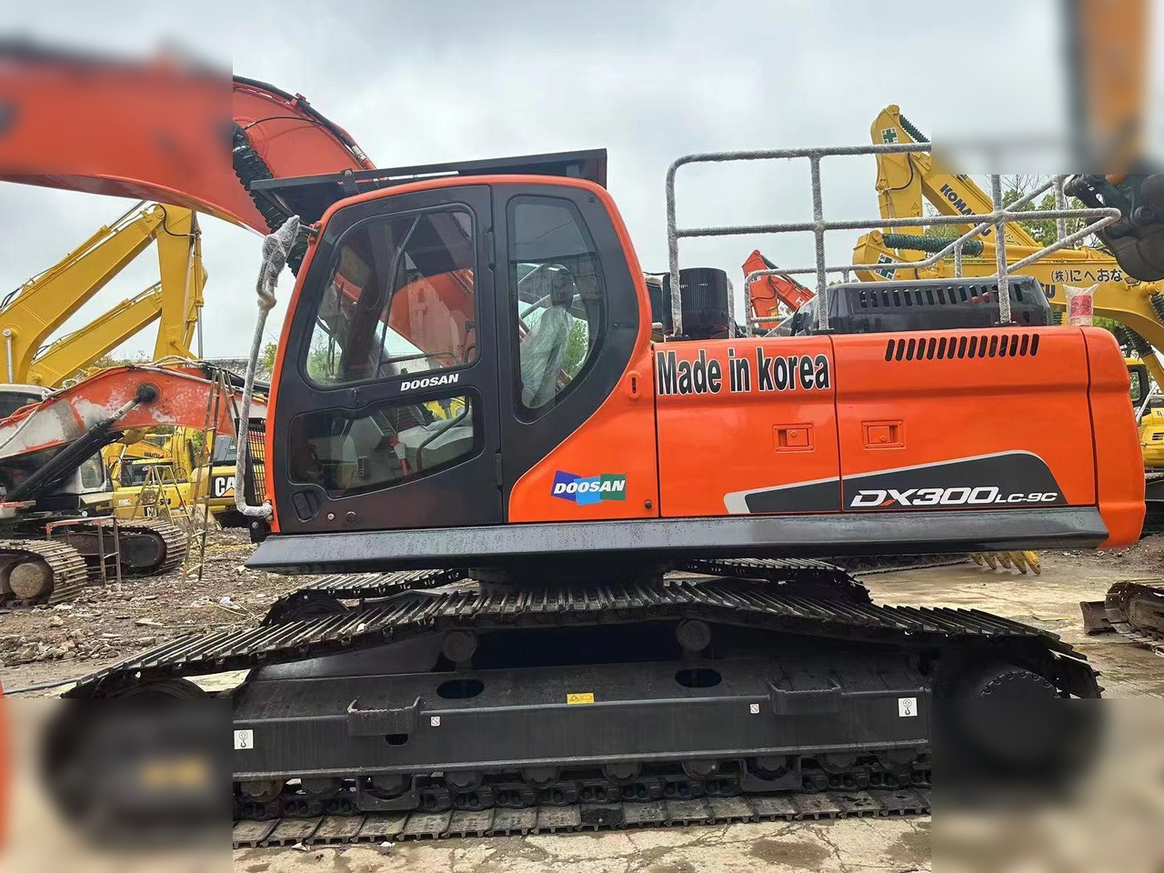 DOOSAN DX300 LC - Lánctalpas kotró: 2 kép. DOOSAN DX300 LC - Lánctalpas kotró: 2 kép.