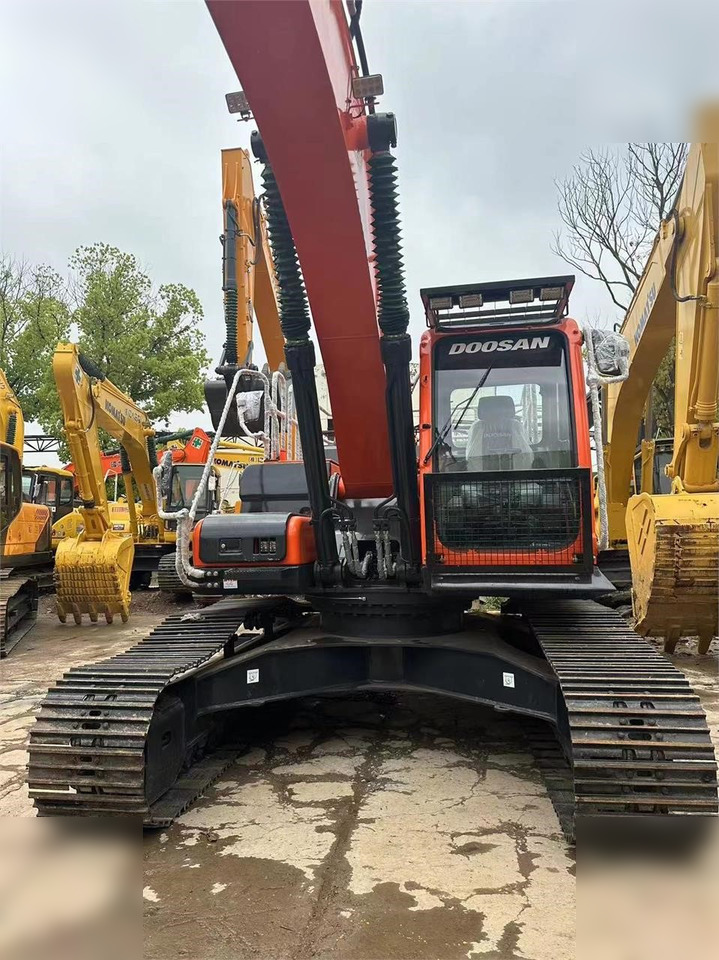 DOOSAN DX300 LC - Lánctalpas kotró: 3 kép. DOOSAN DX300 LC - Lánctalpas kotró: 3 kép.