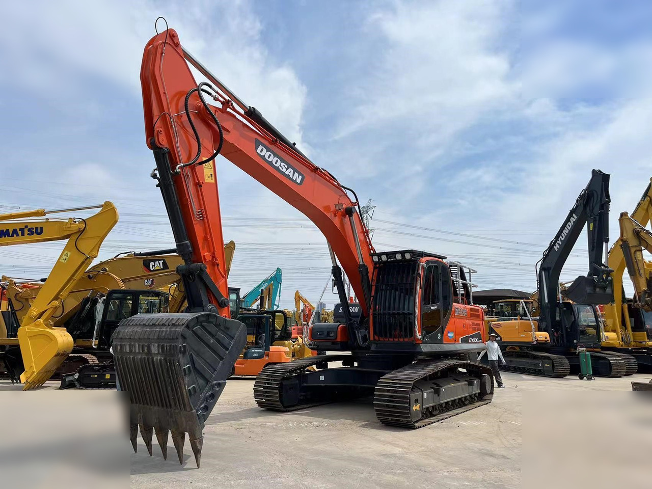 DOOSAN DX300 LCA - Lánctalpas kotró: 3 kép. DOOSAN DX300 LCA - Lánctalpas kotró: 3 kép.