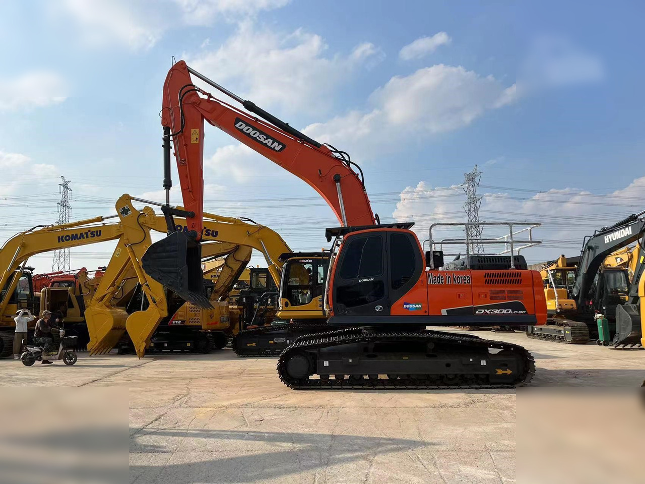 DOOSAN DX300 LCA - Lánctalpas kotró: 1 kép. DOOSAN DX300 LCA - Lánctalpas kotró: 1 kép.