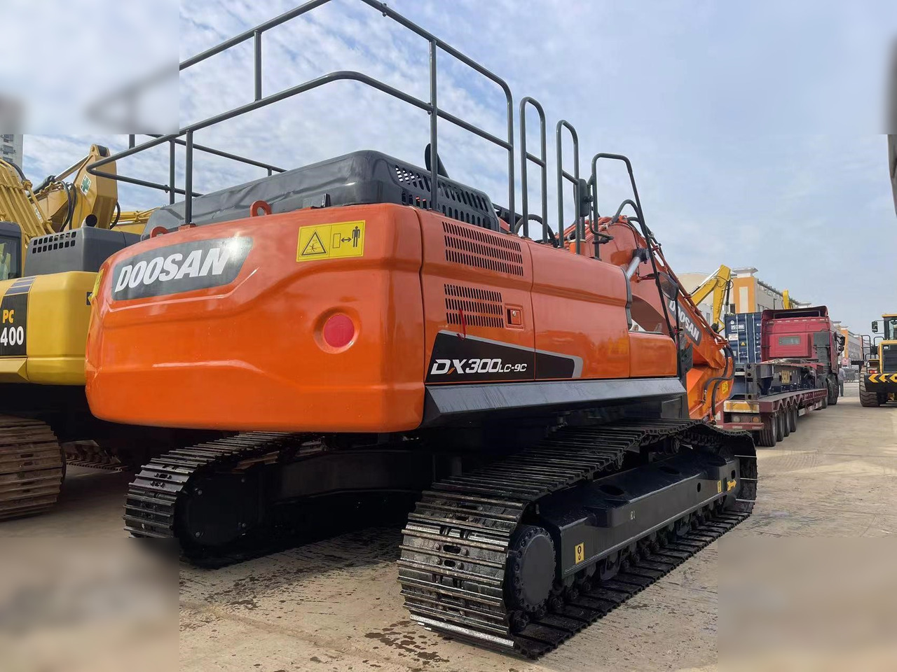 DOOSAN DX300 LCA - Lánctalpas kotró: 3 kép. DOOSAN DX300 LCA - Lánctalpas kotró: 3 kép.